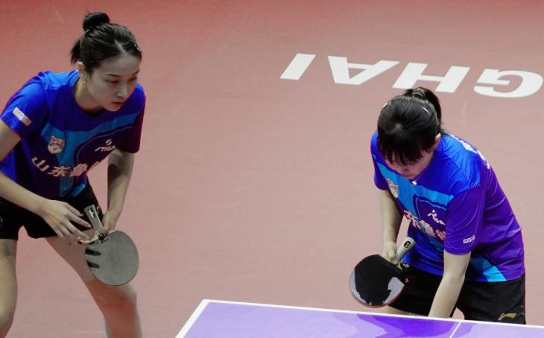 加拿大冰壶队控场封盖，力压对手获胜！