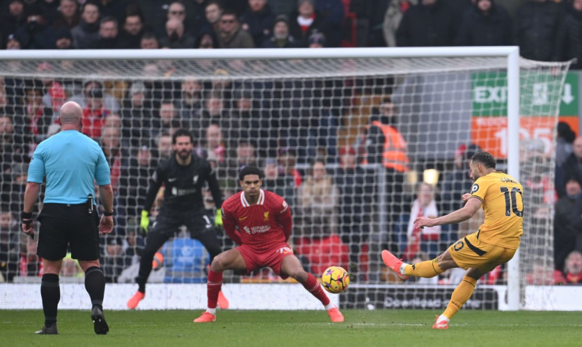 包含狼队主场惜败利物浦，积分榜略显欠佳的词条